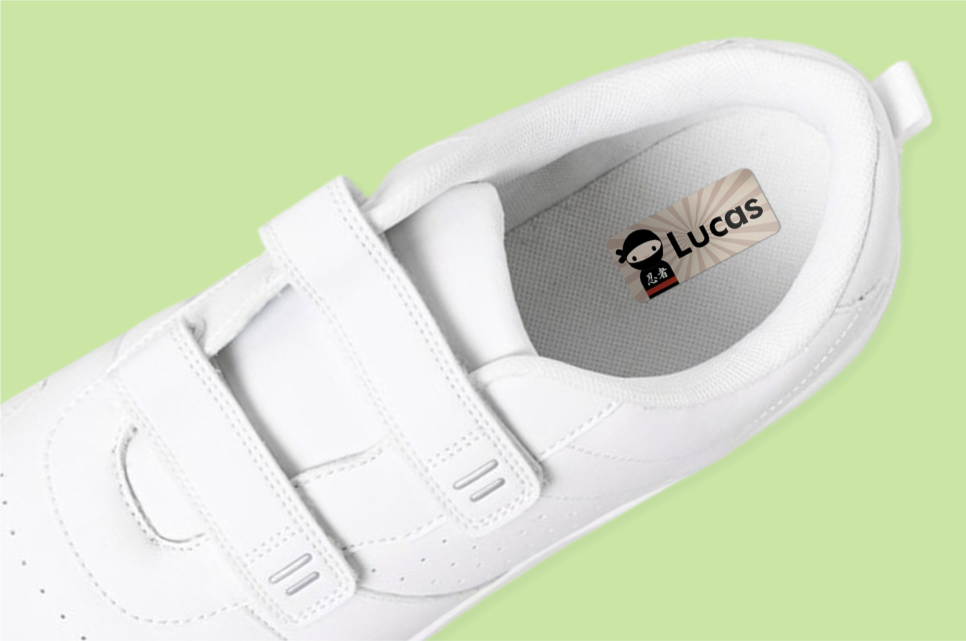 Etichetta personalizzata applicata all’interno di una scarpa