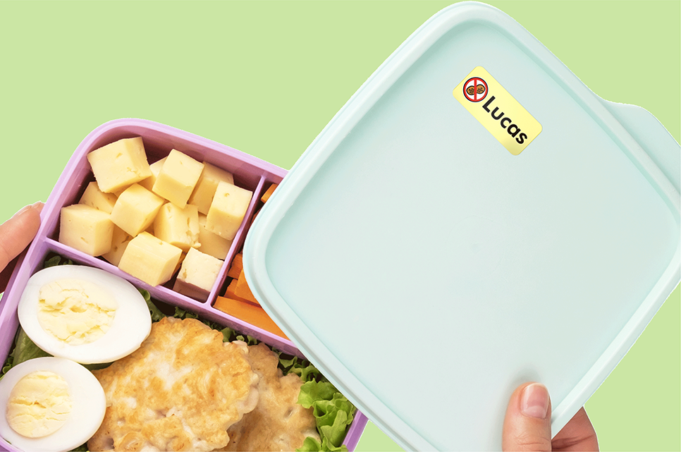 Etichetta per allergie applicata su un contenitore per il pranzo