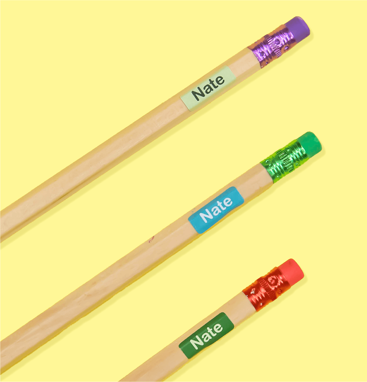 Ministickers personalizzati applicati su piccoli oggetti scolastici