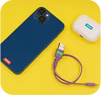 componenti elettronici con etichette miniadesive su di essi