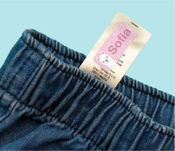 Come applicare un'etichetta adesiva ai vestiti