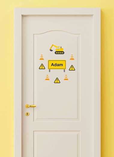 Adesivi per porte di costruzione su uno sfondo giallo