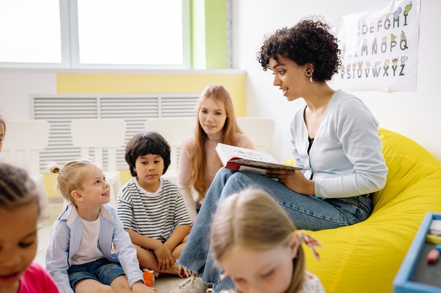 4 Idee per Ispirare i Vostri Bambini a Leggere in un’Era Digitale