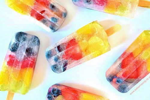 Rinfrescati con la nostra ricetta dei ghiaccioli arcobaleno!